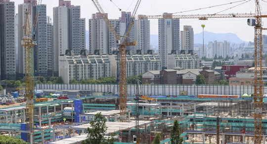 서울의 아파트 공사 현장 전경. <연합뉴스>